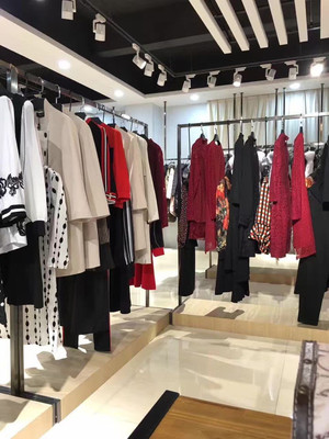 揭秘深圳品牌服裝庫存尾貨批發(fā)市場 高清細(xì)節(jié)圖直擊實(shí)況